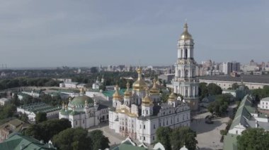 Kyiv Pechersk Lavra. Ağır çekim. Hava manzaralı, düz, gri