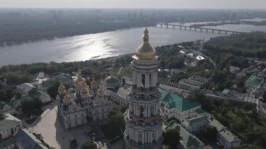 Kyiv Pechersk Lavra. Ağır çekim. Hava manzaralı, düz, gri