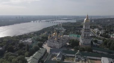 Kyiv Pechersk Lavra. Ağır çekim. Hava manzaralı, düz, gri