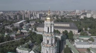 Kyiv Pechersk Lavra. Ağır çekim. Hava manzaralı, düz, gri