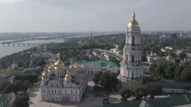 Kyiv Pechersk Lavra. Ağır çekim. Hava manzaralı, düz, gri