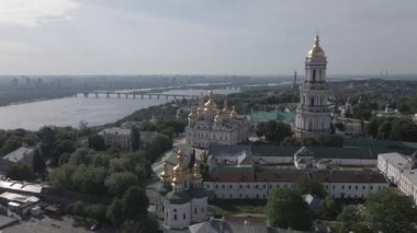 Kyiv Pechersk Lavra. Ağır çekim. Hava manzaralı, düz, gri