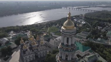 Kyiv Pechersk Lavra. Ağır çekim. Hava manzaralı, düz, gri