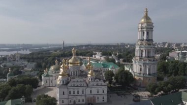 Kyiv Pechersk Lavra. Ağır çekim. Hava manzaralı, düz, gri
