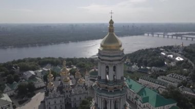 Kyiv Pechersk Lavra. Ağır çekim. Hava manzaralı, düz, gri