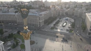 Kyiv. Ukrayna: Independence Meydanı, Meydan. Hava görüntüsü, ağır çekim, düz, gri