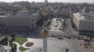 Kyiv. Ukrayna: Independence Meydanı, Meydan. Hava görüntüsü, ağır çekim, düz, gri