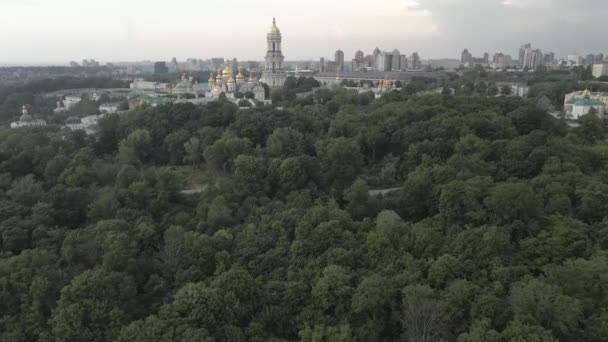 Kyjev, Ukrajina. Letecký pohled. Zpomalený pohyb, plochý, šedý — Stock video