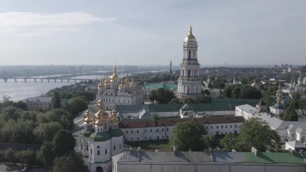 Kiev Pechersk Lavra. En cámara lenta. Vista aérea, plana, gris — Vídeos de Stock