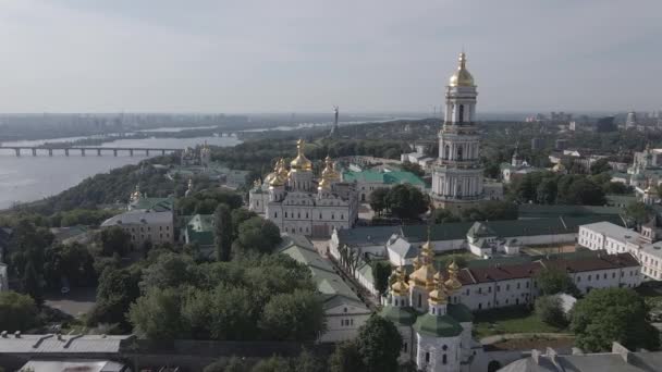 Kiev Pechersk Lavra. En cámara lenta. Vista aérea, plana, gris — Vídeo de stock
