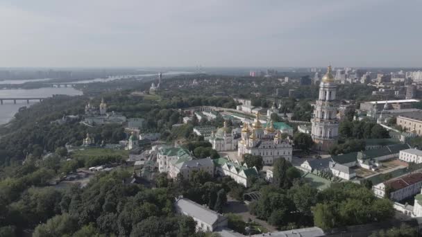 Kiev Pechersk Lavra. Langzame beweging. Luchtfoto, vlak, grijs — Stockvideo