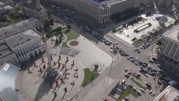 Kiev. Ukraine : Place de l'Indépendance, Maidan. Vue aérienne, ralenti, plat, gris — Video