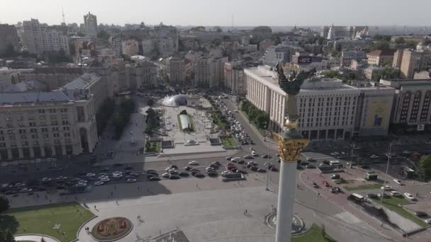Kiev. Oekraïne: onafhankelijkheidsplein, Maidan. Luchtfoto, slow motion, vlak, grijs — Stockvideo