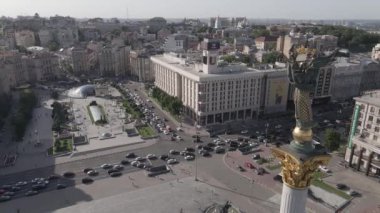 Kyiv. Ukrayna: Independence Meydanı, Meydan. Hava görüntüsü, ağır çekim, düz, gri