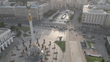 Kyiv. Ukrayna: Independence Meydanı, Meydan. Hava görüntüsü, ağır çekim, düz, gri