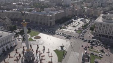 Kyiv. Ukrayna: Independence Meydanı, Meydan. Hava görüntüsü, ağır çekim, düz, gri