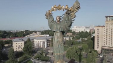 Kyiv. Ukrayna: Independence Meydanı, Meydan. Hava görüntüsü, ağır çekim, düz, gri