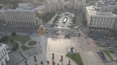 Kyiv. Ukrayna: Independence Meydanı, Meydan. Hava görüntüsü, ağır çekim, düz, gri