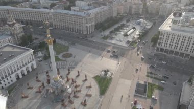 Kyiv. Ukrayna: Independence Meydanı, Meydan. Hava görüntüsü, ağır çekim, düz, gri