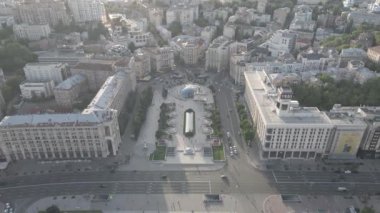 Kyiv. Ukrayna: Independence Meydanı, Meydan. Hava görüntüsü, ağır çekim, düz, gri