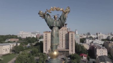 Kyiv. Ukrayna: Independence Meydanı, Meydan. Hava görüntüsü, ağır çekim, düz, gri