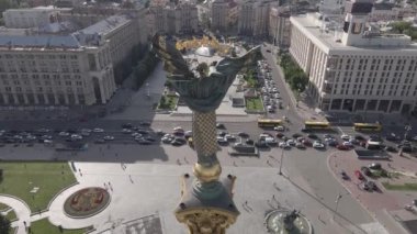 Kyiv. Ukrayna: Independence Meydanı, Meydan. Hava görüntüsü, ağır çekim, düz, gri