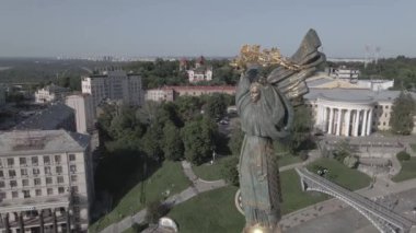 Kyiv. Ukrayna: Independence Meydanı, Meydan. Hava görüntüsü, ağır çekim, düz, gri