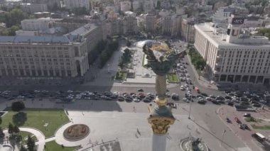 Kyiv. Ukrayna: Independence Meydanı, Meydan. Hava görüntüsü, ağır çekim, düz, gri