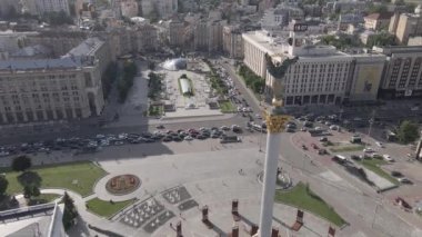 Kyiv. Ukrayna: Independence Meydanı, Meydan. Hava görüntüsü, ağır çekim, düz, gri