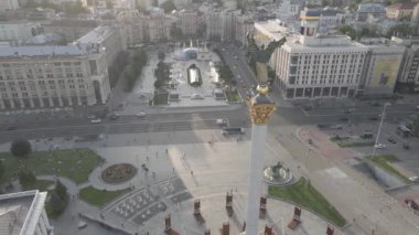 Kyiv. Ukrayna: Independence Meydanı, Meydan. Hava görüntüsü, ağır çekim, düz, gri