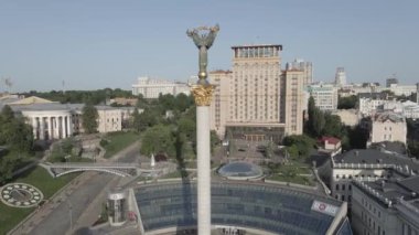 Kyiv. Ukrayna: Independence Meydanı, Meydan. Hava görüntüsü, ağır çekim, düz, gri