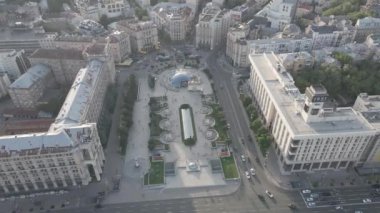 Kyiv. Ukrayna: Independence Meydanı, Meydan. Hava görüntüsü, ağır çekim, düz, gri