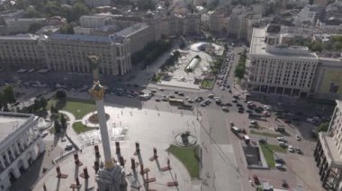Kyiv. Ukrayna: Independence Meydanı, Meydan. Hava görüntüsü, ağır çekim, düz, gri