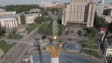 Kyiv. Ukrayna: Independence Meydanı, Meydan. Hava görüntüsü, ağır çekim, düz, gri