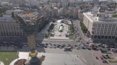 Kyiv. Ukrayna: Independence Meydanı, Meydan. Hava görüntüsü, ağır çekim, düz, gri