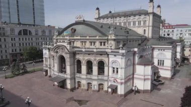 Kyiv. Ukrayna: Ukrayna Ulusal Operası. Hava görüntüsü, ağır çekim, düz, gri