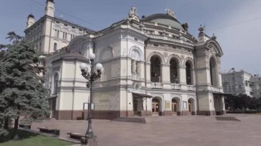 Kyiv. Ukrayna: Ukrayna Ulusal Operası. Hava görüntüsü, ağır çekim, düz, gri