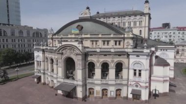 Kyiv. Ukrayna: Ukrayna Ulusal Operası. Hava görüntüsü, ağır çekim, düz, gri