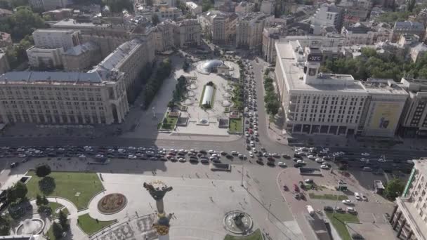 Kiev. Ukraine : Place de l'Indépendance, Maidan. Vue aérienne, ralenti, plat, gris — Video