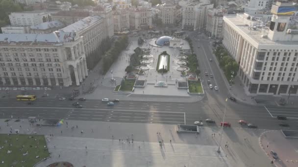 Kijevben. Ukrajna: Függetlenség tere, Maidan. Légi felvétel, lassított felvétel, lapos, szürke — Stock videók