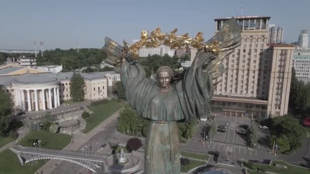 Kyiv. Ukrayna: Independence Meydanı, Meydan. Hava görüntüsü, ağır çekim, düz, gri — Stok video