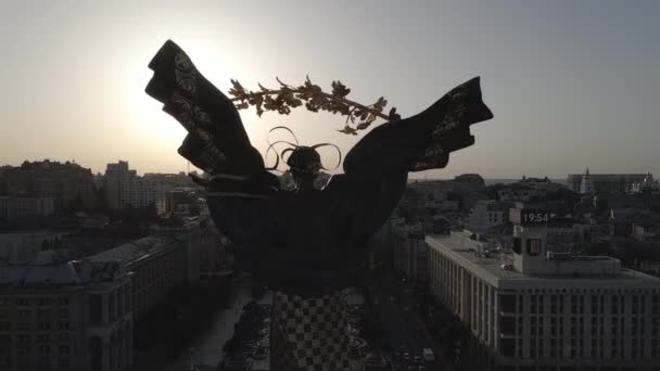 Kijevben. Ukrajna: Függetlenség tere, Maidan. Légi felvétel, lassított felvétel, lapos, szürke — Stock videók