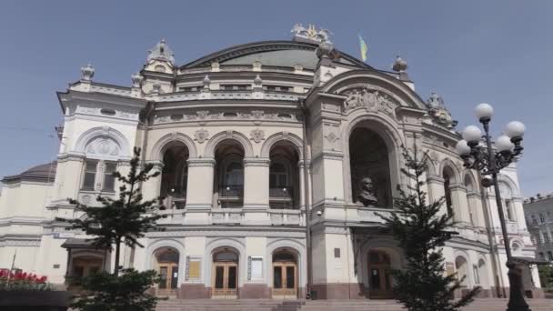 Kijów. Ukraina: Narodowa Opera Ukrainy. Widok z lotu ptaka, zwolniony ruch, płaski, szary — Wideo stockowe