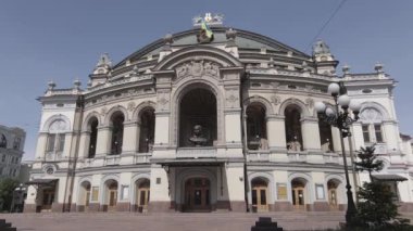 Kyiv. Ukrayna: Ukrayna Ulusal Operası. Hava görüntüsü, ağır çekim, düz, gri