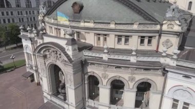 Kyiv. Ukrayna: Ukrayna Ulusal Operası. Hava görüntüsü, ağır çekim, düz, gri