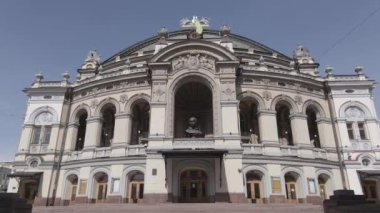 Kyiv. Ukrayna: Ukrayna Ulusal Operası. Hava görüntüsü, ağır çekim, düz, gri