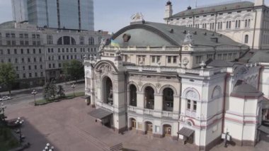 Kyiv. Ukrayna: Ukrayna Ulusal Operası. Hava görüntüsü, ağır çekim, düz, gri