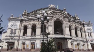 Kyiv. Ukrayna: Ukrayna Ulusal Operası. Hava görüntüsü, ağır çekim, düz, gri