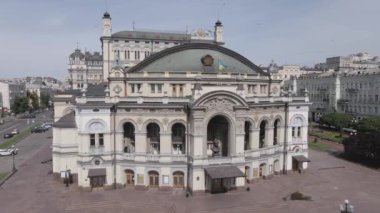 Kyiv. Ukrayna: Ukrayna Ulusal Operası. Hava görüntüsü, ağır çekim, düz, gri
