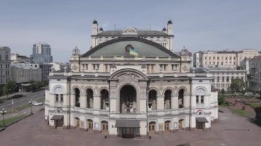Kyiv. Ukrayna: Ukrayna Ulusal Operası. Hava görüntüsü, ağır çekim, düz, gri